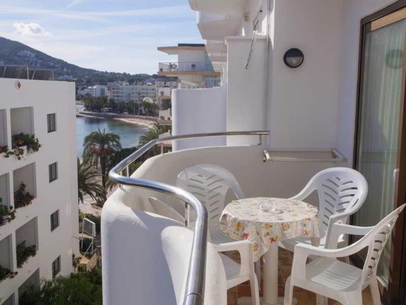 Apartamentos Bon Lloc Санта-Эулалия-дель-Рио Экстерьер фото