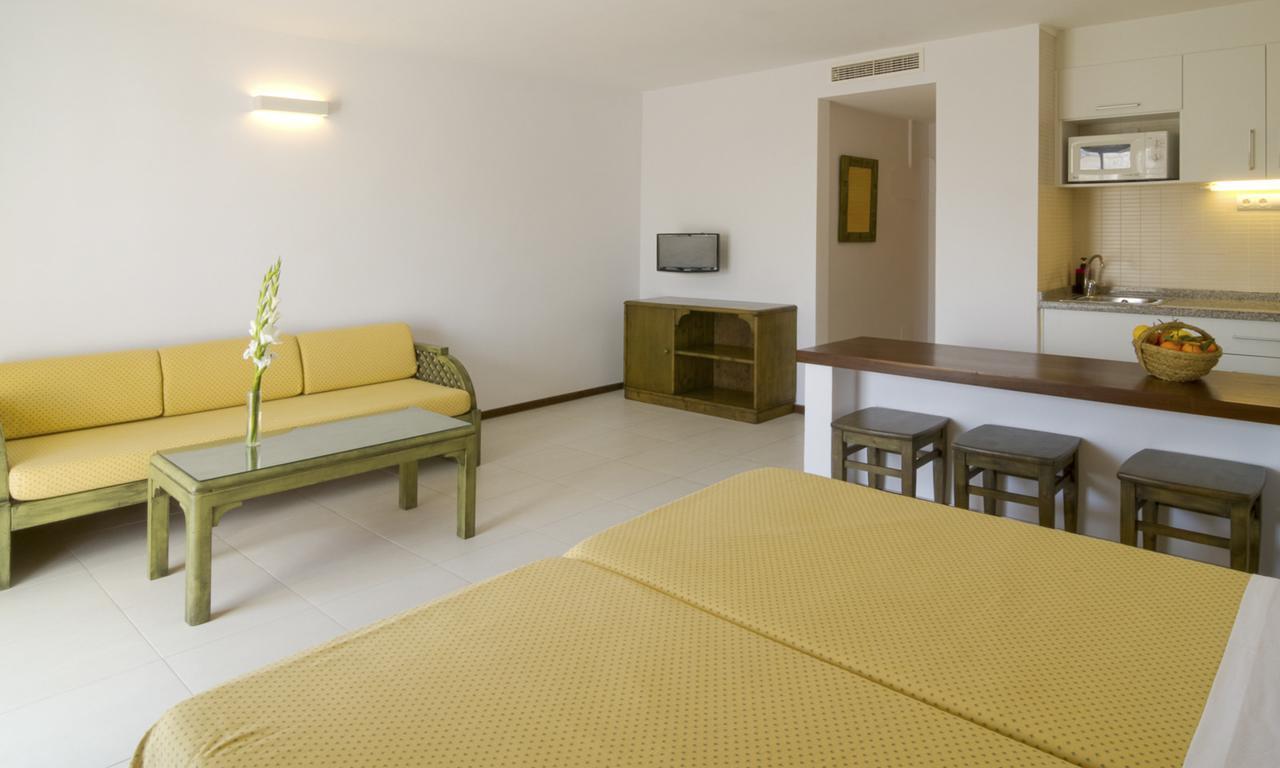 Apartamentos Bon Lloc Санта-Эулалия-дель-Рио Экстерьер фото