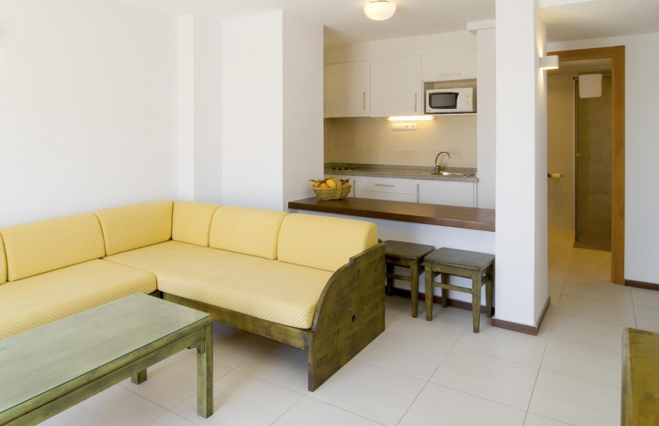 Apartamentos Bon Lloc Санта-Эулалия-дель-Рио Экстерьер фото