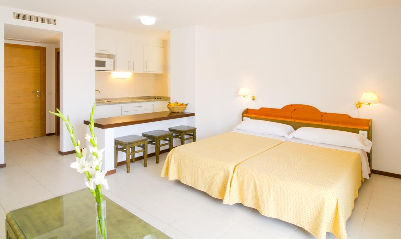Apartamentos Bon Lloc Санта-Эулалия-дель-Рио Экстерьер фото