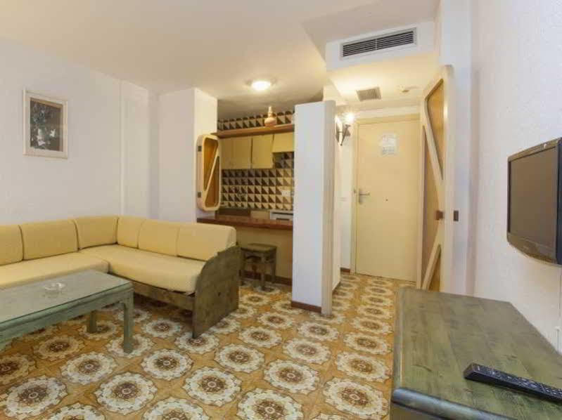 Apartamentos Bon Lloc Санта-Эулалия-дель-Рио Экстерьер фото