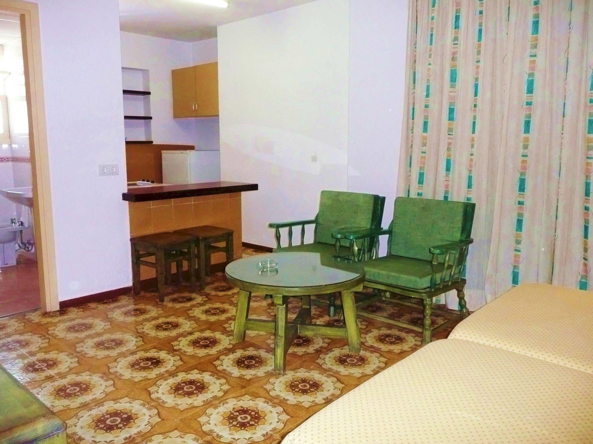 Apartamentos Bon Lloc Санта-Эулалия-дель-Рио Экстерьер фото