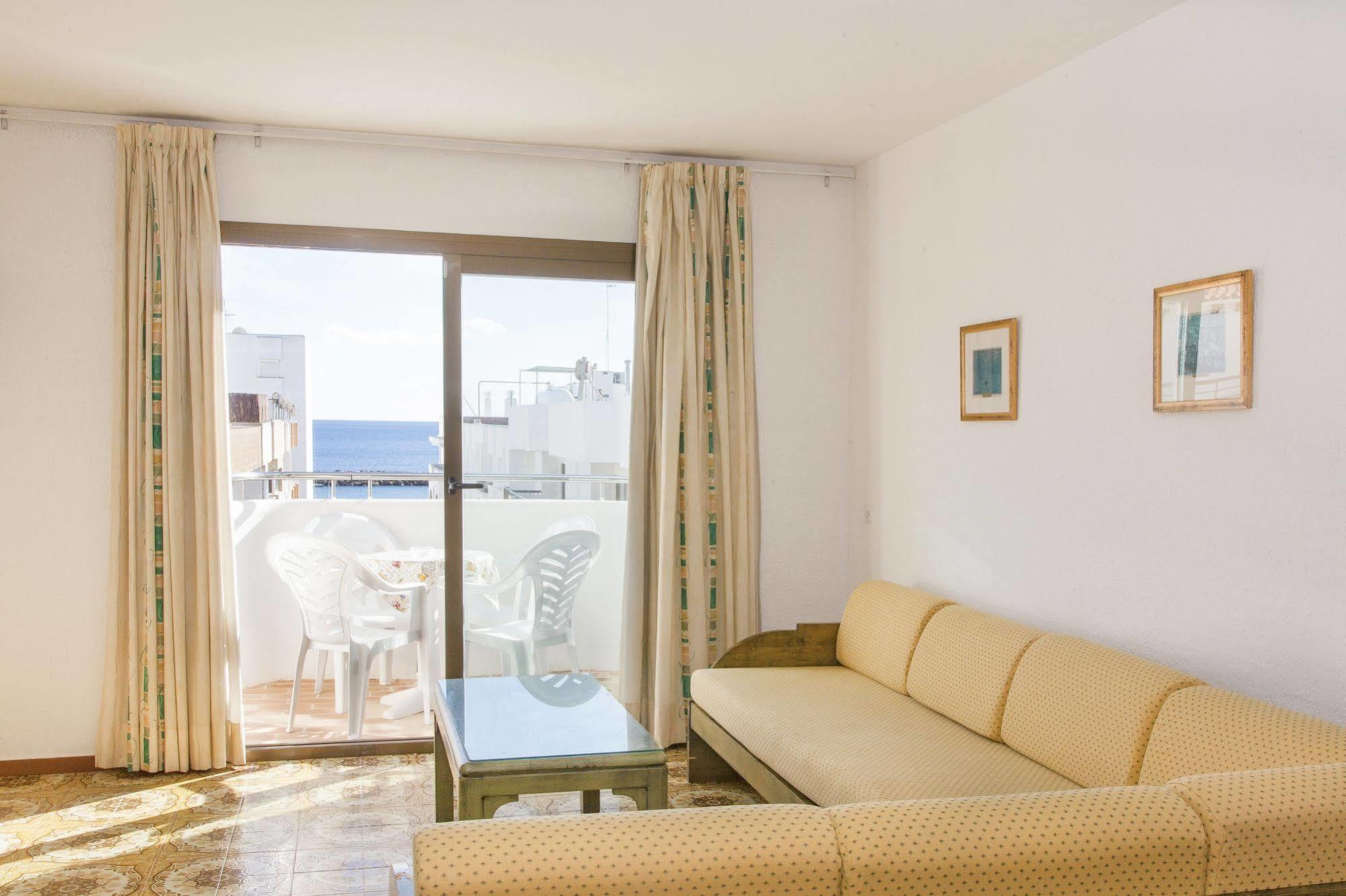 Apartamentos Bon Lloc Санта-Эулалия-дель-Рио Экстерьер фото