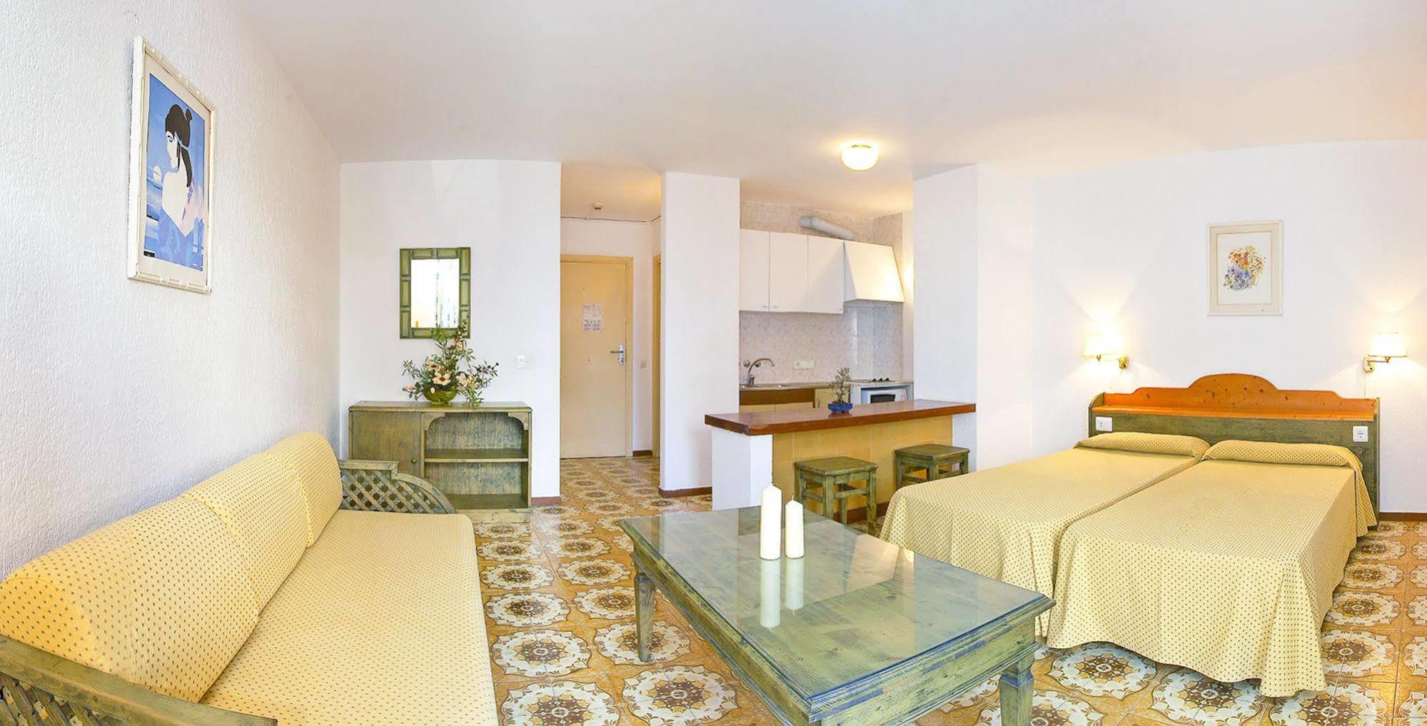 Apartamentos Bon Lloc Санта-Эулалия-дель-Рио Экстерьер фото
