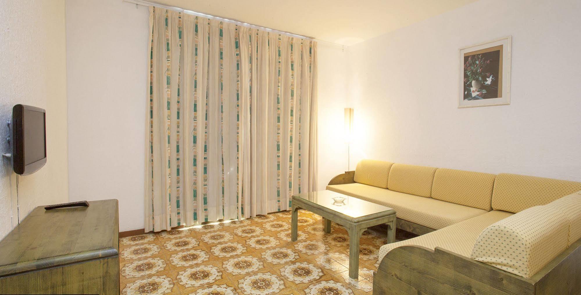 Apartamentos Bon Lloc Санта-Эулалия-дель-Рио Экстерьер фото