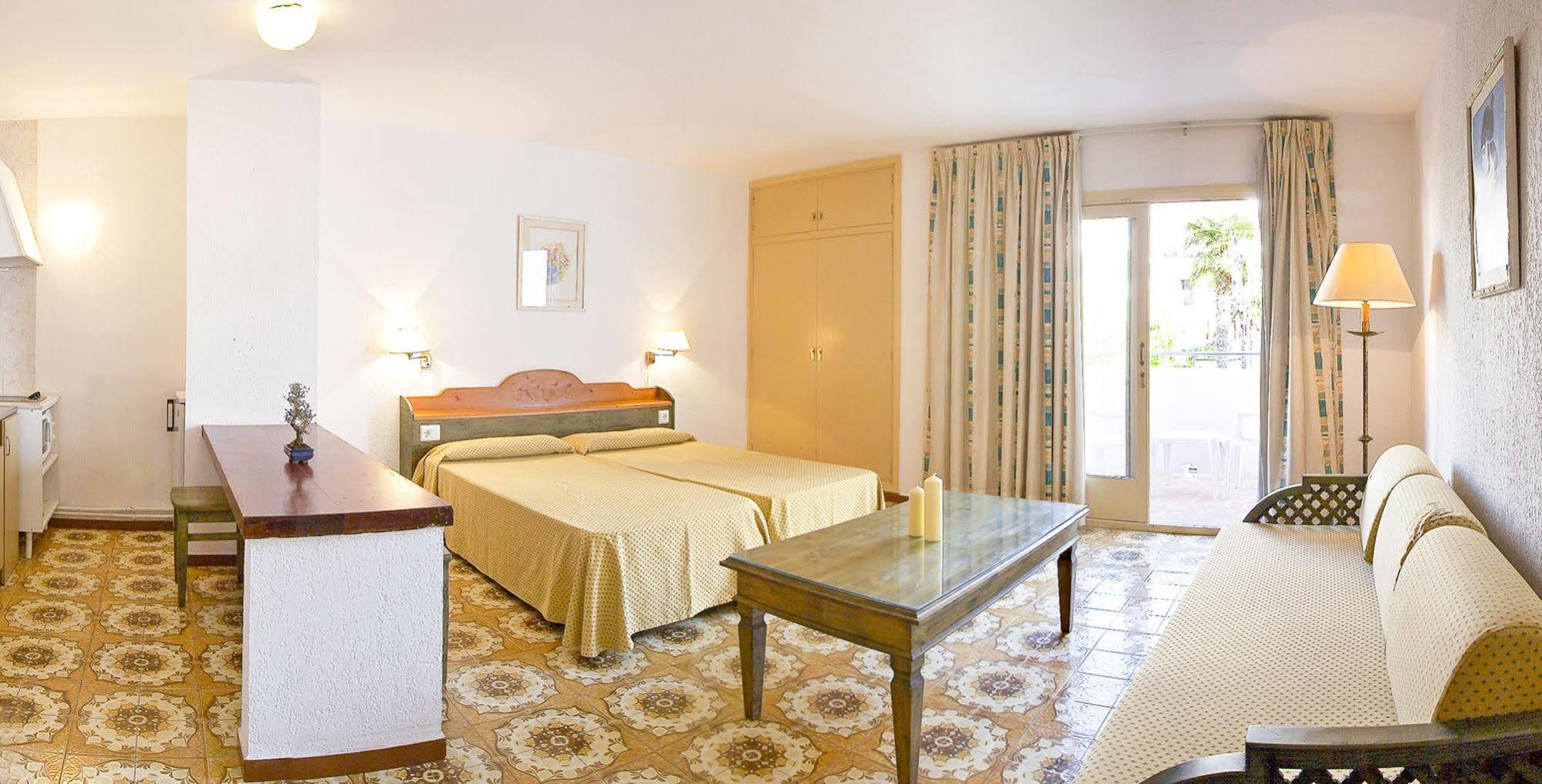 Apartamentos Bon Lloc Санта-Эулалия-дель-Рио Экстерьер фото
