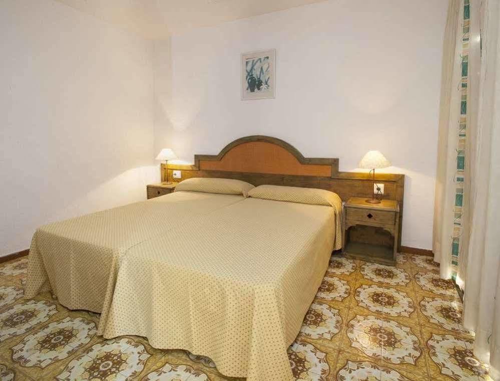Apartamentos Bon Lloc Санта-Эулалия-дель-Рио Экстерьер фото