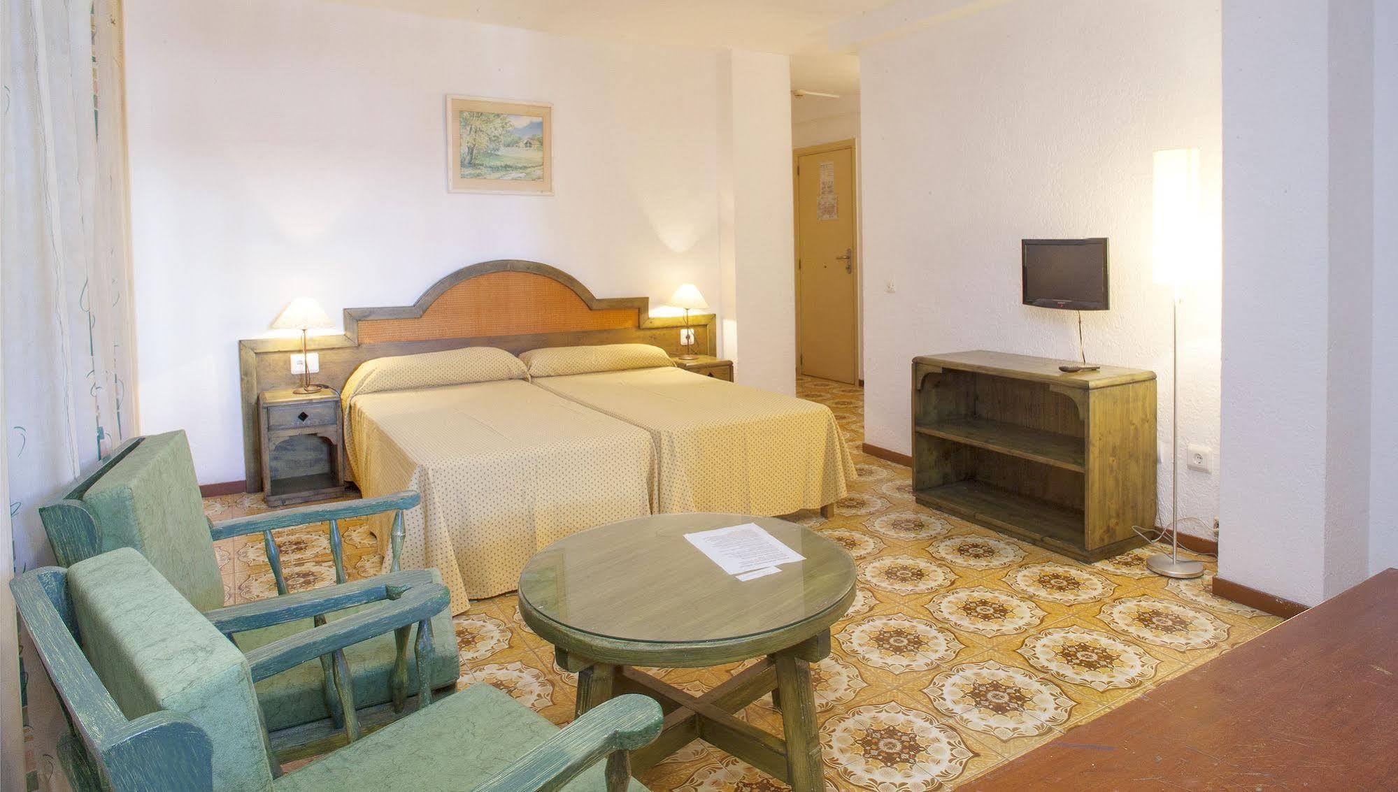 Apartamentos Bon Lloc Санта-Эулалия-дель-Рио Экстерьер фото