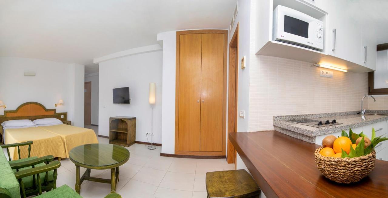 Apartamentos Bon Lloc Санта-Эулалия-дель-Рио Экстерьер фото