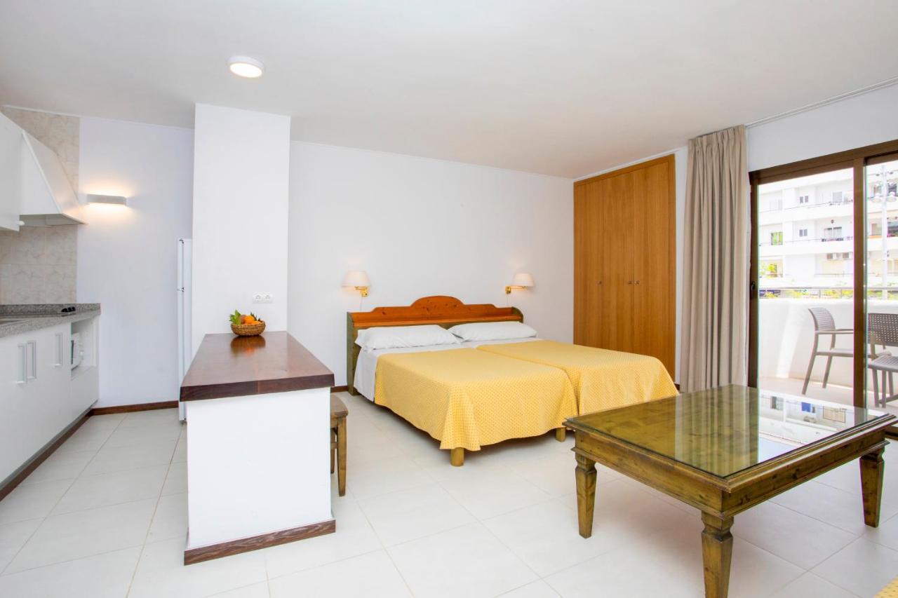 Apartamentos Bon Lloc Санта-Эулалия-дель-Рио Экстерьер фото